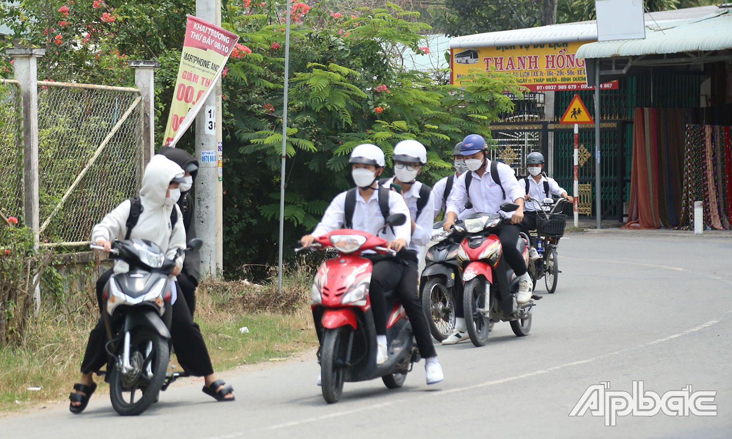 Nhiều học sinh quay đầu khi thấy lực lượng CSGT.