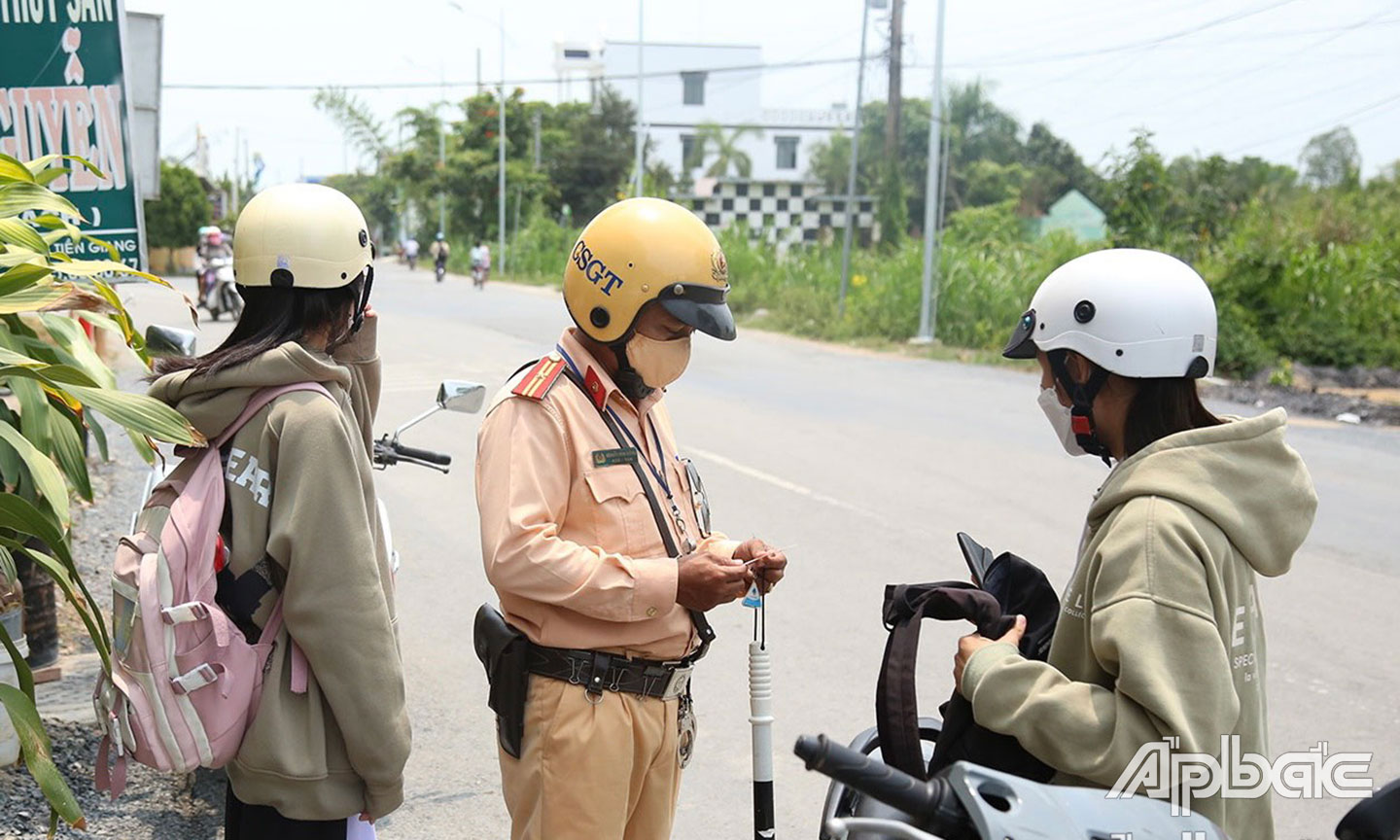 Lực lượng CSGT huyện Cái Bè xử lý học sinh không đủ tuổi điều khiển xe máy. 
