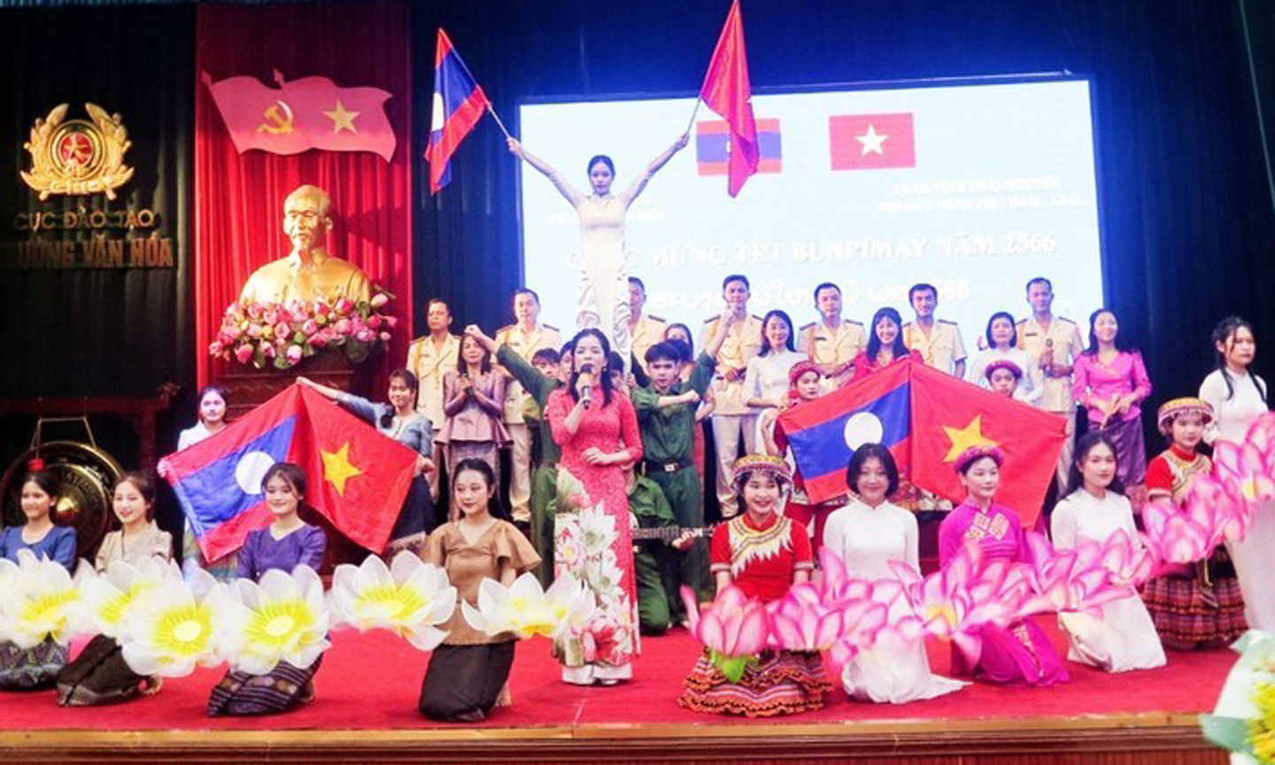 A singing performance at the get-together for Lao students in Thai Nguyen province on April 12 (Photo: NDO).