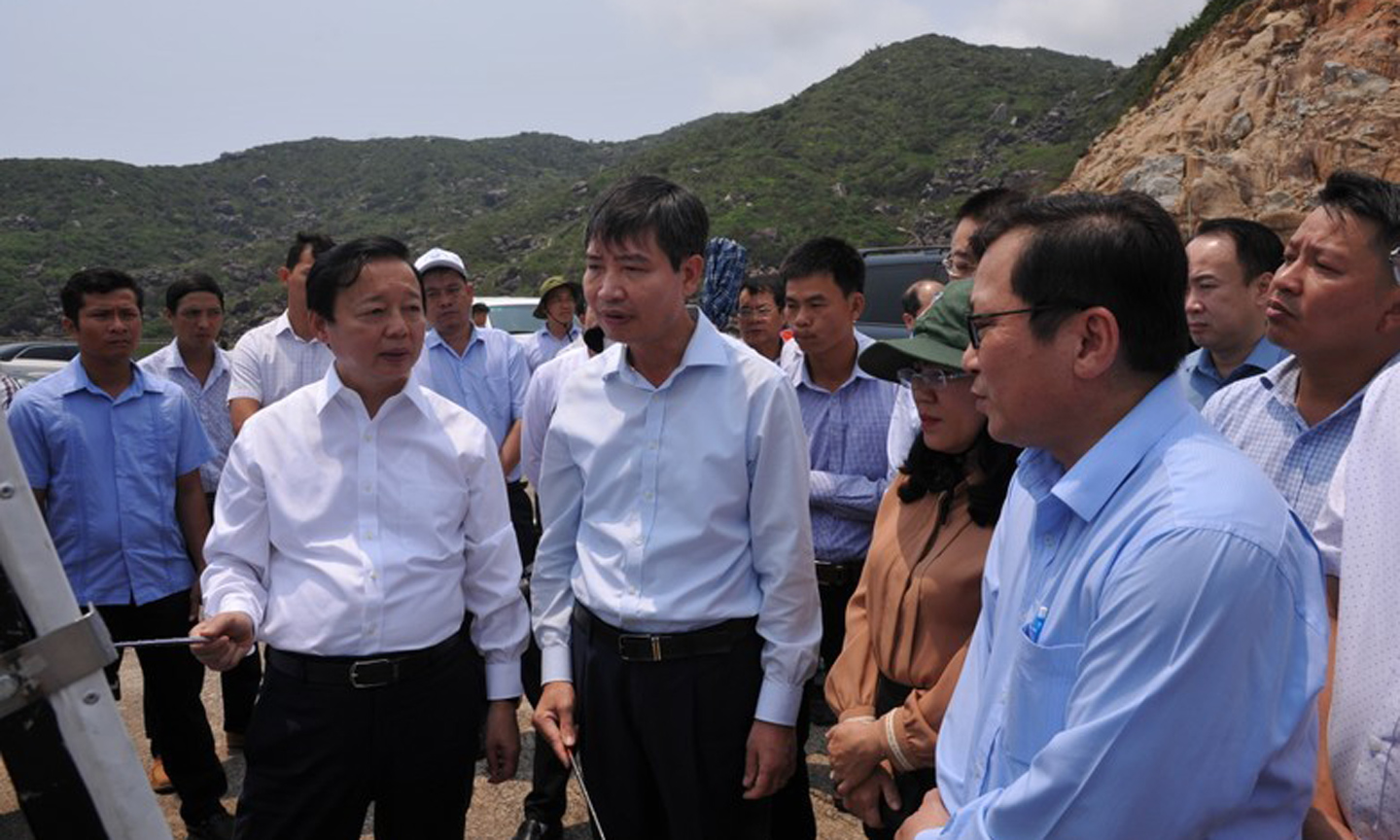 ABO/NDO- Deputy PM Tran Hong Ha on April 13 inspected a site in the south-central province of Phu Yen, where the Bai Goc deepwater port is expected to be constructed.