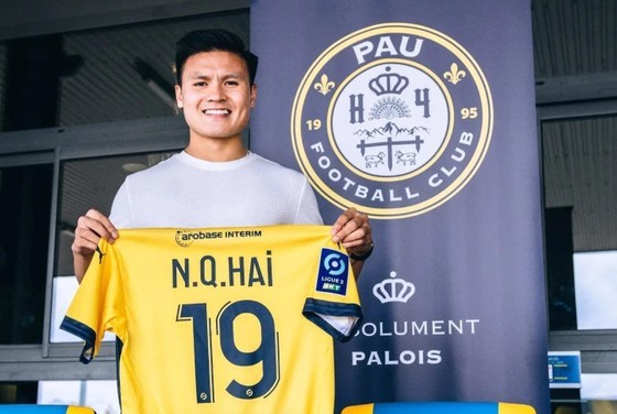 Quang Hải trong ngày đầu gia nhập Pau FC.