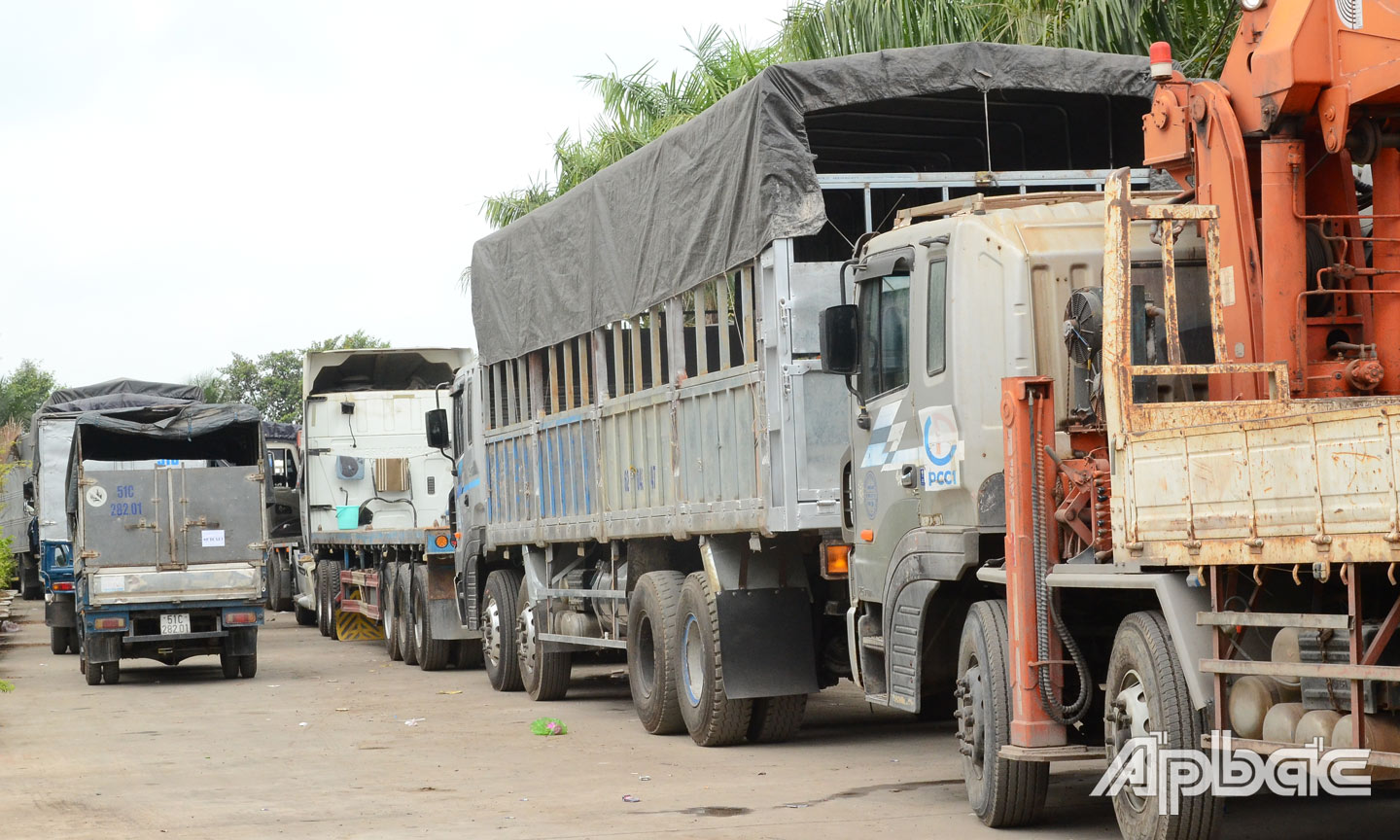 Các phương tiện đến đăng kiểm ùn ứ tại Trung tâm Đăng kiểm xe cơ giới 63-02D.