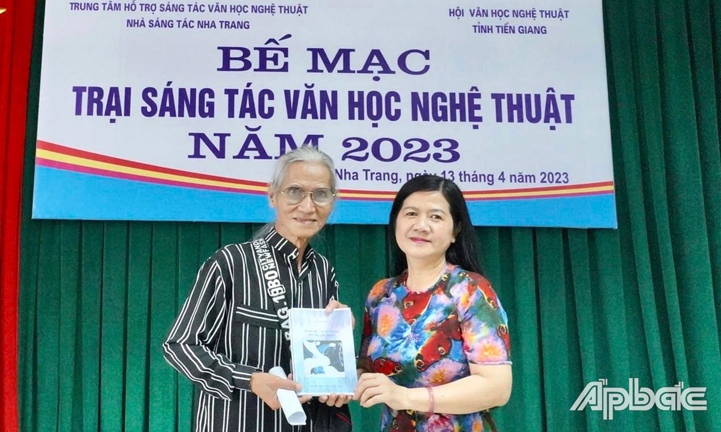 Nhà thơ Lê Hồng Thái trao tặng bản thào 50 bài thơ lục bát cho bà Đỗ Thị Mai Hương - Giám đốc Nhà sáng tác Nha Trang