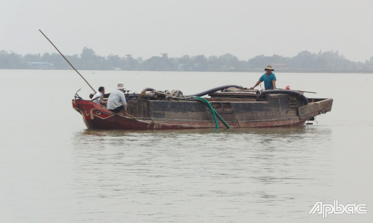 Phương tiện thủy khai thác cát trái phép bị lực lượng Công an bắt quả tang.