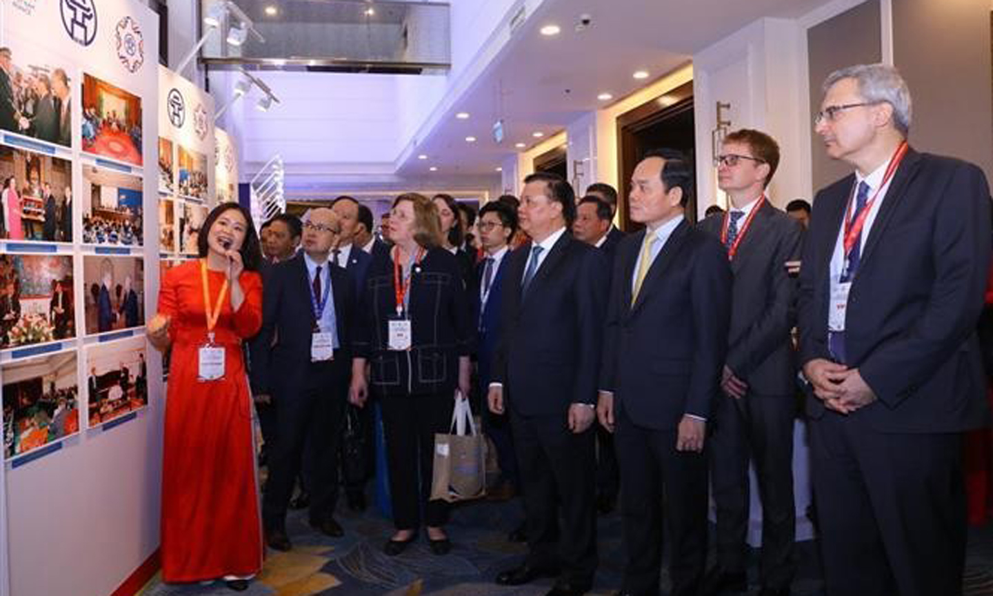 ABO/NDO- Cooperation between Vietnam and France as well as between localities of the two countries were spotlighted at a photo exhibition which opened at Melia Hotel in Hanoi on April 14.