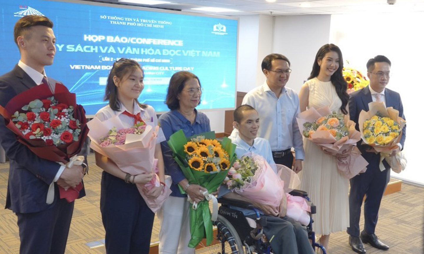 Leaders of Ho Chi Minh City Department of Information and Communications present flowers to reading ambassadors during 2023-2024 tenure. (Photo: NDO).