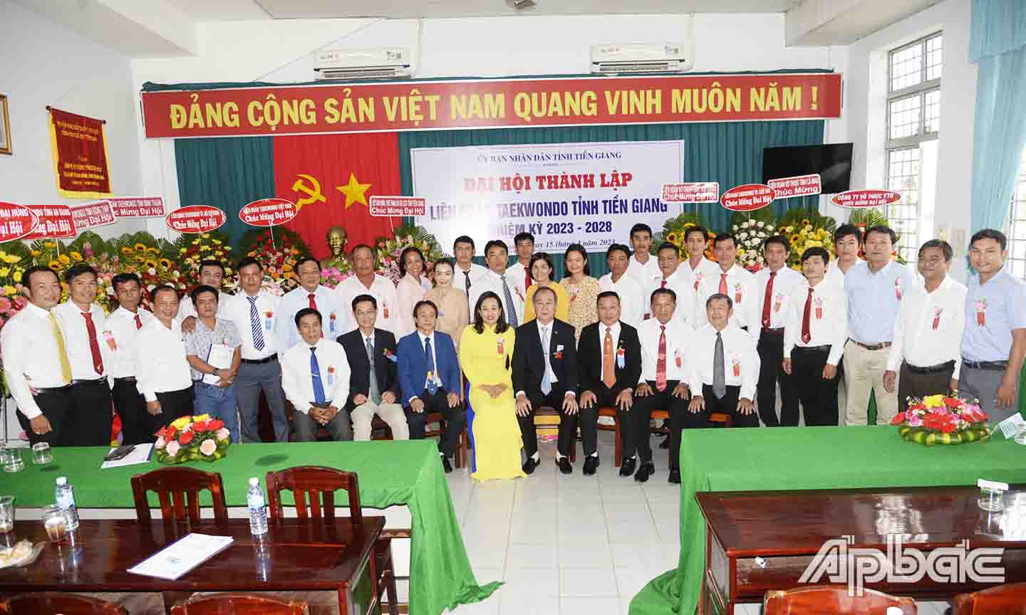 Các đại biểu chụp ảnh lưu niệm tại Đại hội.