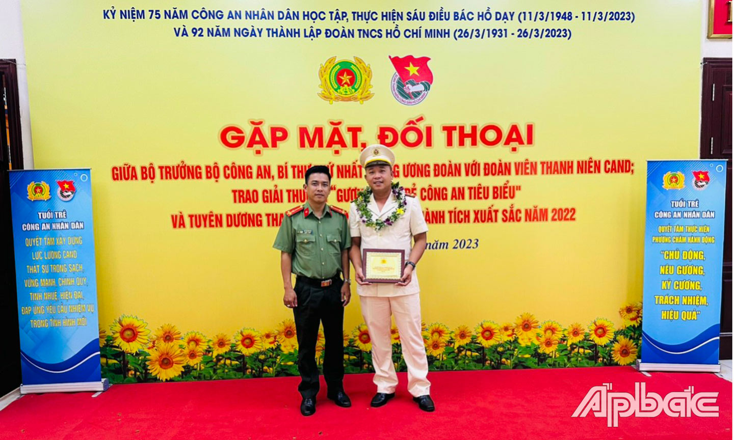 Đại úy Trần Quốc Tín (bên phải) được khen thưởng tại Chương trình gặp mặt, đối thoại giữa Bộ trưởng Bộ Công an với đoàn viên, thanh niên Công an nhân dân do Bộ Công an vừa tổ chức.