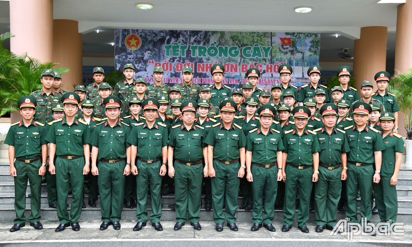 Thủ trưởng Bộ CHQS tỉnh và cán bộ, chiến sĩ tham gia lễ phát động chụp ảnh lưu niệm.