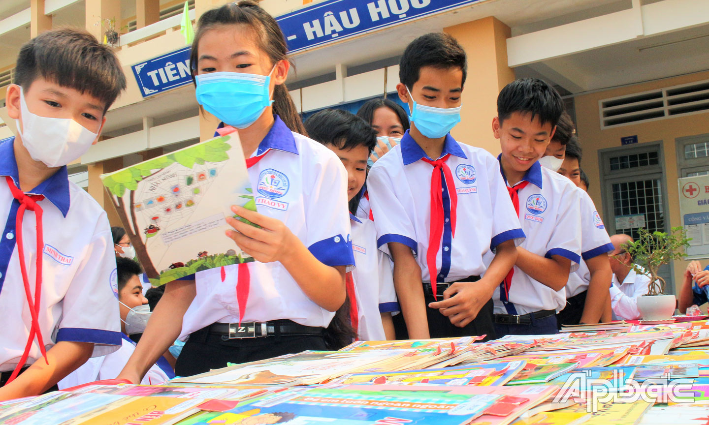 Học sinh Trường THCS Phú Đông, huyện Tân Phú Đông tham gia “Ngày hội Đọc sách và Vẽ tranh cho trẻ em” năm 2023.