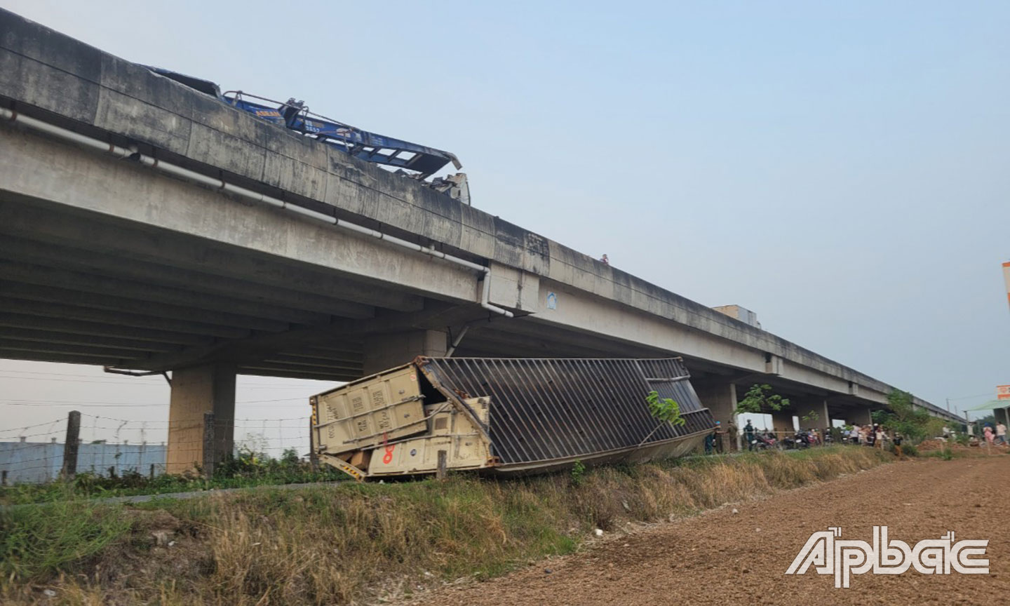 Hiện trường thùng container rớt từ cao tốc xuống đường dân sinh.