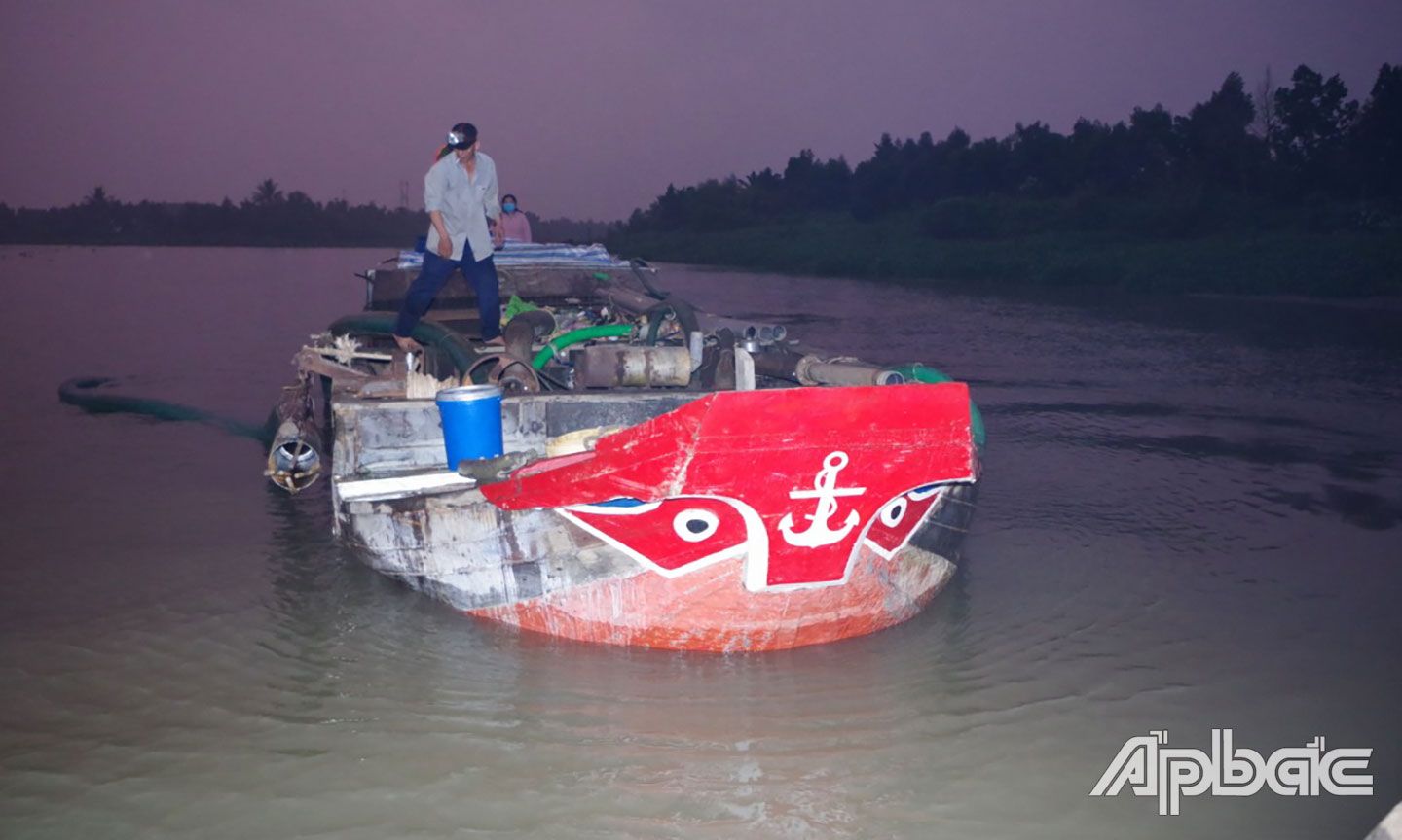 Phương tiện thủy khai thác cát trái phép bị Công an xã Ngũ Hiệp, huyện Cai Lậy bắt giữ trên tuyến Sông Tiền.