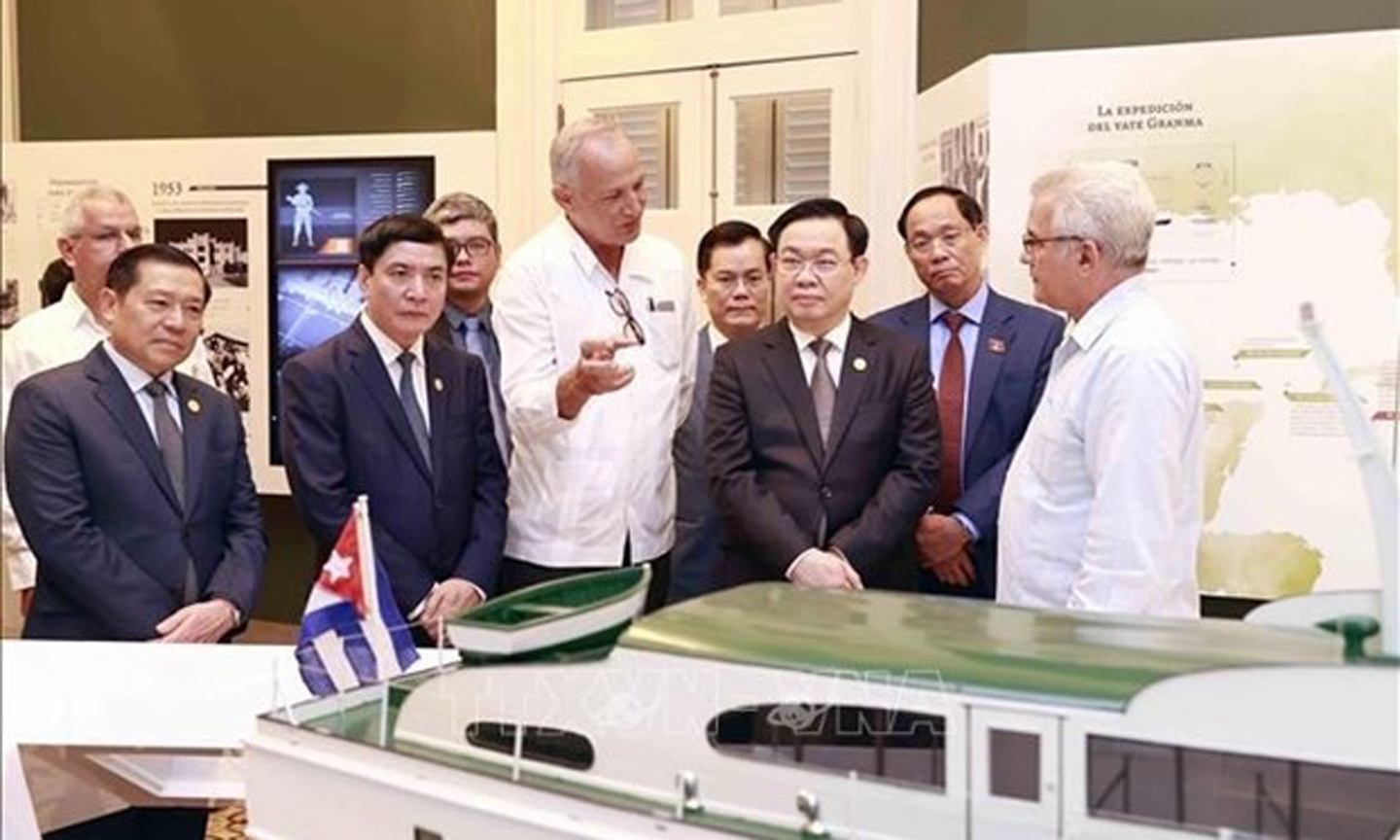 ABO/NDO- National Assembly (NA) Chairman Vuong Dinh Hue and his entourage on April 19 morning (Cuba time) visited the Fidel Castro Ruz Centre in La Habana, within the framework of his official visit to Cuba.