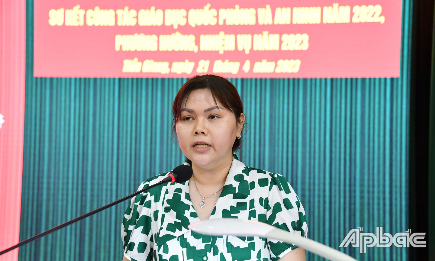 Đại diện Trường Cao đẳng Y tế Tiền Giang phát biểu về việc thực hiện môn học GDQP&AN cho sinh viên.