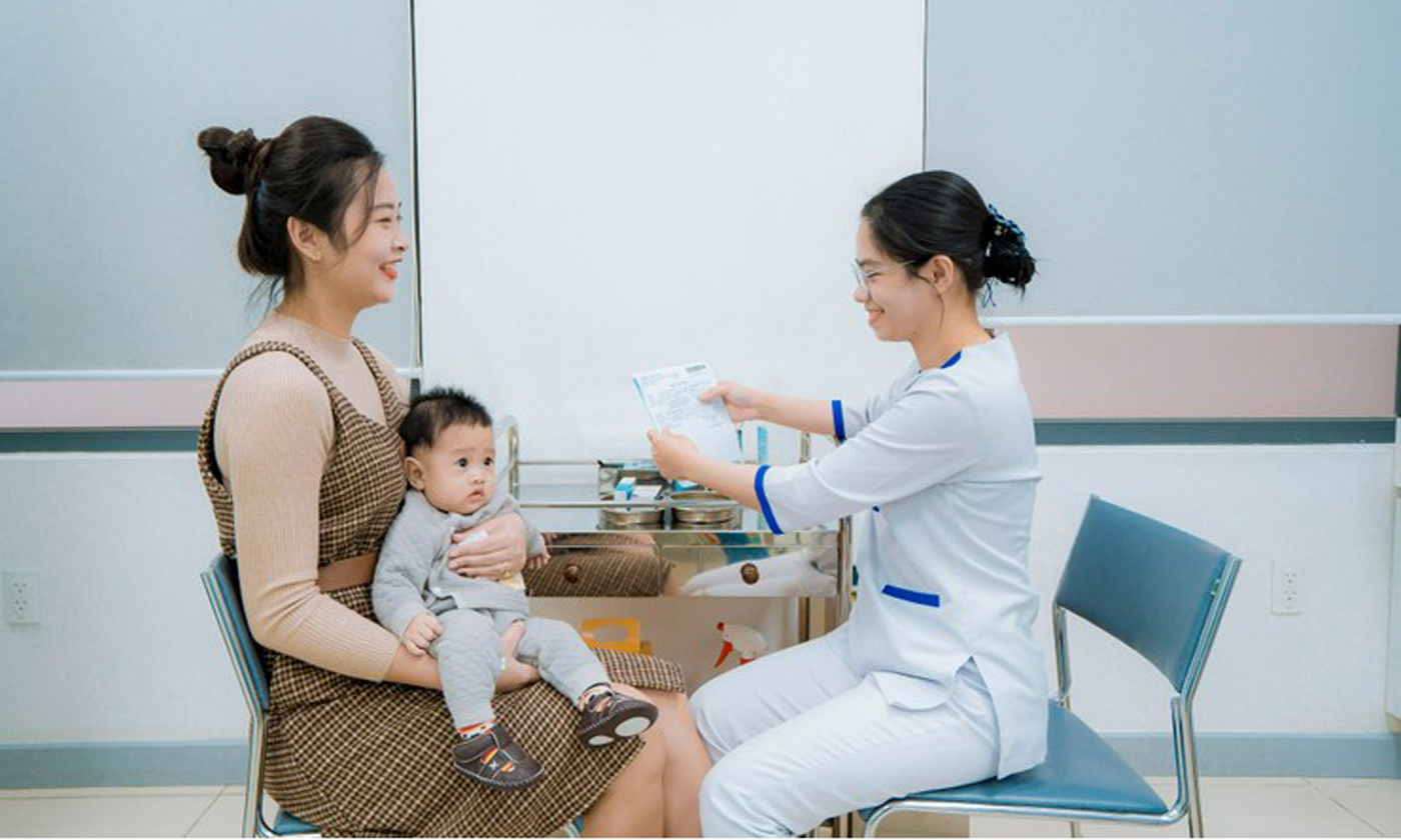 Tiêm vaccine là biện pháp bảo vệ chủ động cho trẻ nhỏ. 