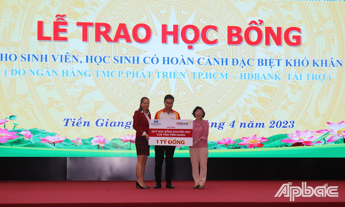 Các đơn vị tài trợ trao bảng tượng trưng đóng góp Quỹ học bổng, khuyến học tỉnh Tiền Giang.