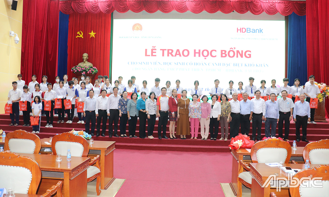 Các đại biểu chụp ảnh lưu niệm tại buổi lễ trao học bổng.