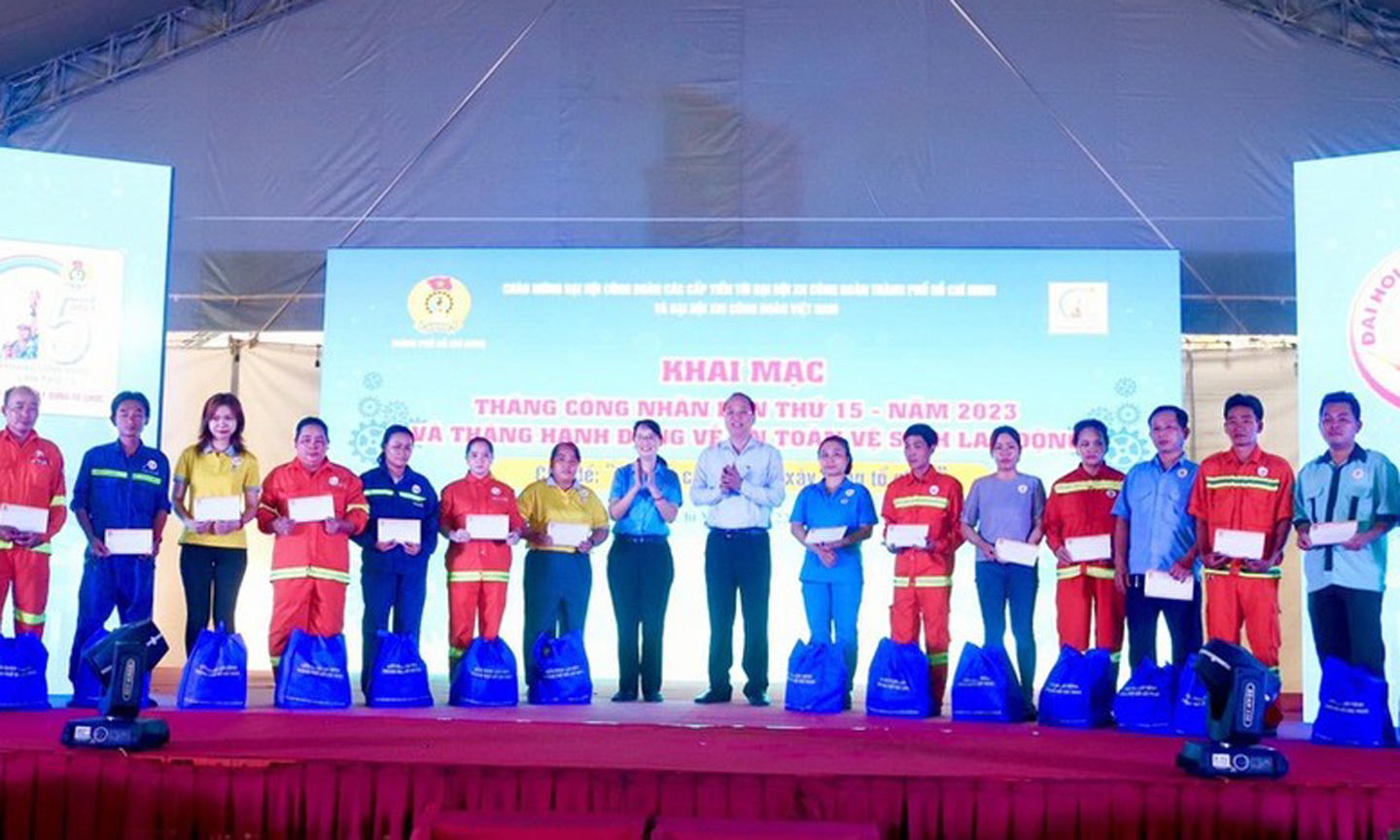 Gifts presented to disadvantaged trade union members and workers at the event (Photo: plo.vn).