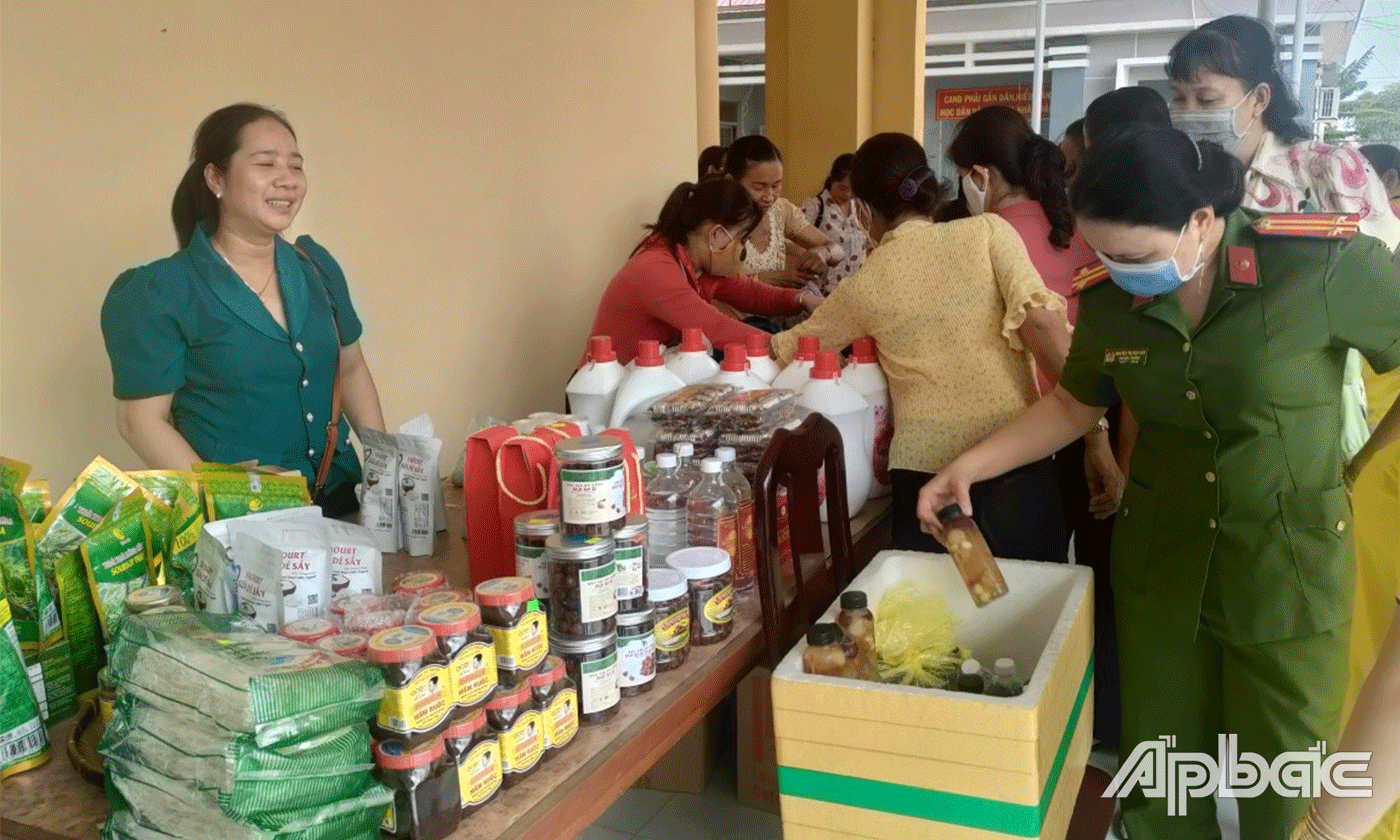 Giới thiệu, trung bày các sản phẩm OCOP.