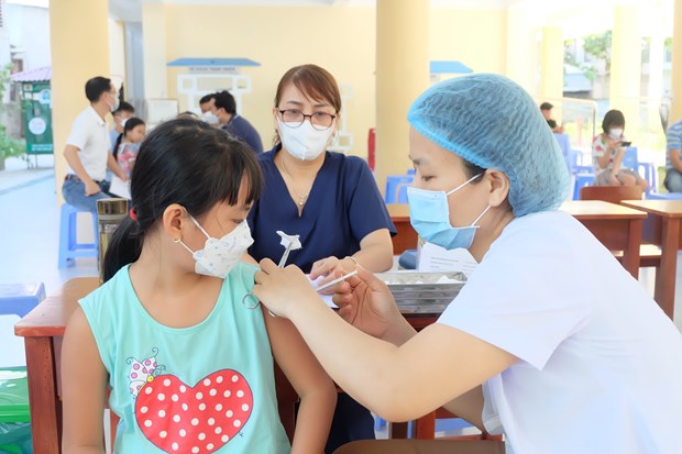 Tiêm vaccine phòng COVID-19 cho học sinh tại Đà Nẵng. (Ảnh: Văn Dũng/TTXVN)