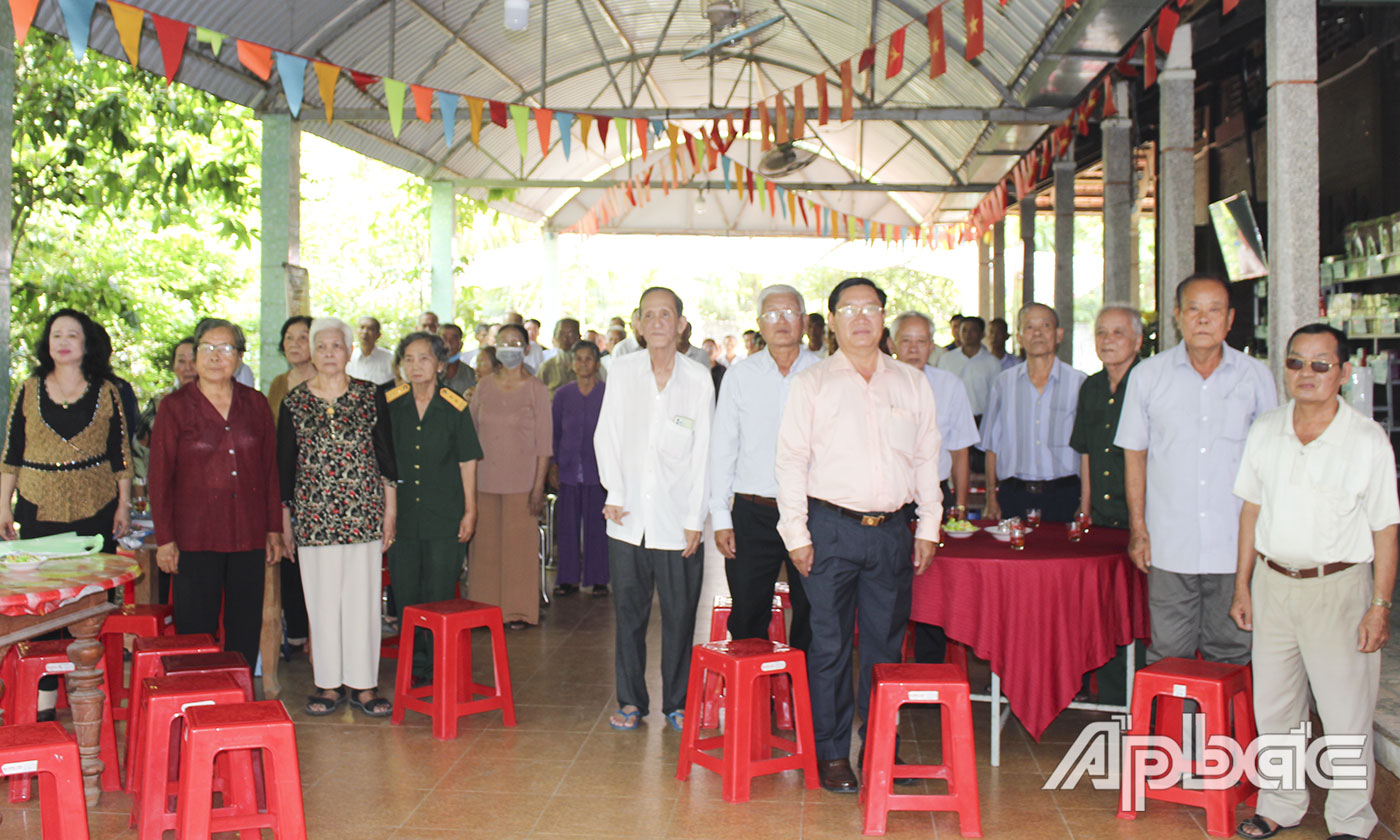 Cựu chiến binh đứng trang nghiêm thực hiện nghi thức chào cờ 