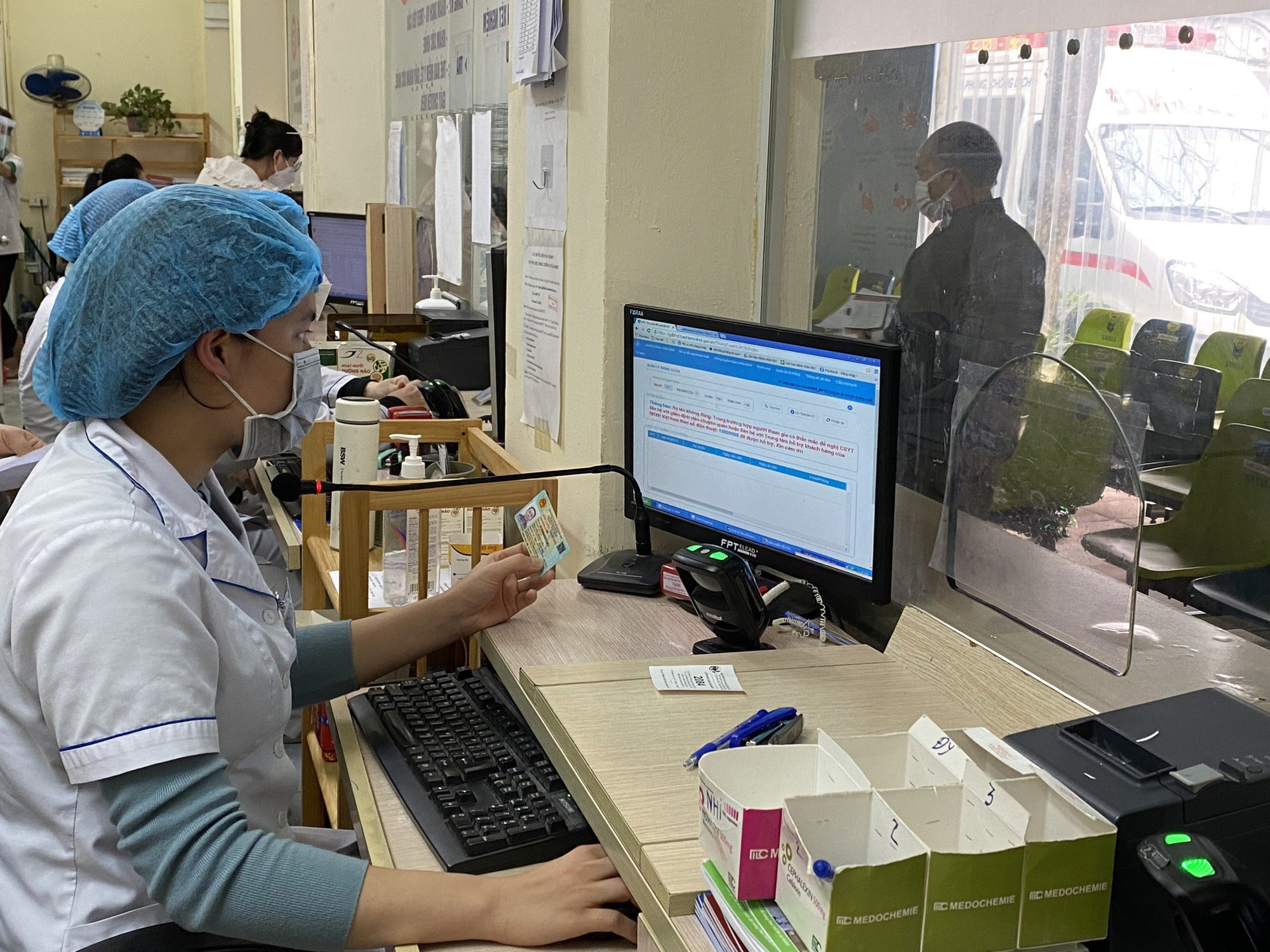 Thực hiện chuyển tuyến người bệnh theo Thông tư số 14/2014/TT-BYT quy định việc chuyển tuyến giữa các cơ sở khám bệnh, chữa bệnh và Thông tư số 40/2015/TT-BYT quy định đăng ký khám bệnh, chữa bệnh BHYT ban đầu và chuyển tuyến khám bệnh, chữa bệnh BHYT.