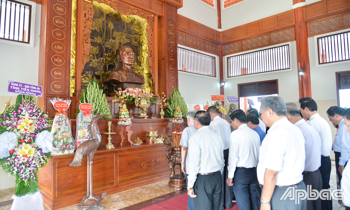 Các đoàn lãnh đạo tỉnh, địa phương và gia đình đồng chí Phan Văn Khỏe viếng, đặt tràng hoa và dâng hương tưởng niệm đồng chí Phan Văn Khỏ