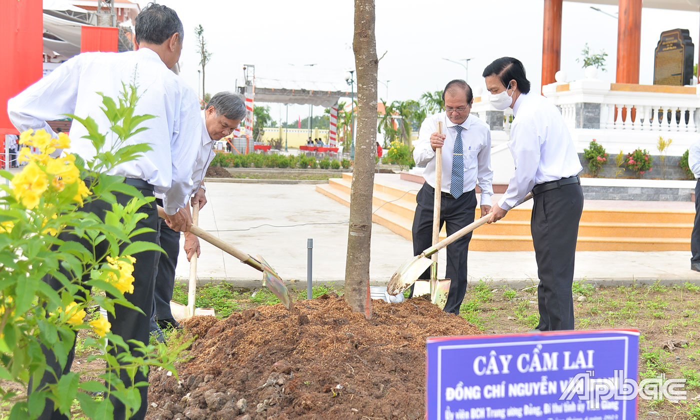 Lãnh đạo tỉnh trồng cây lưu niệm.