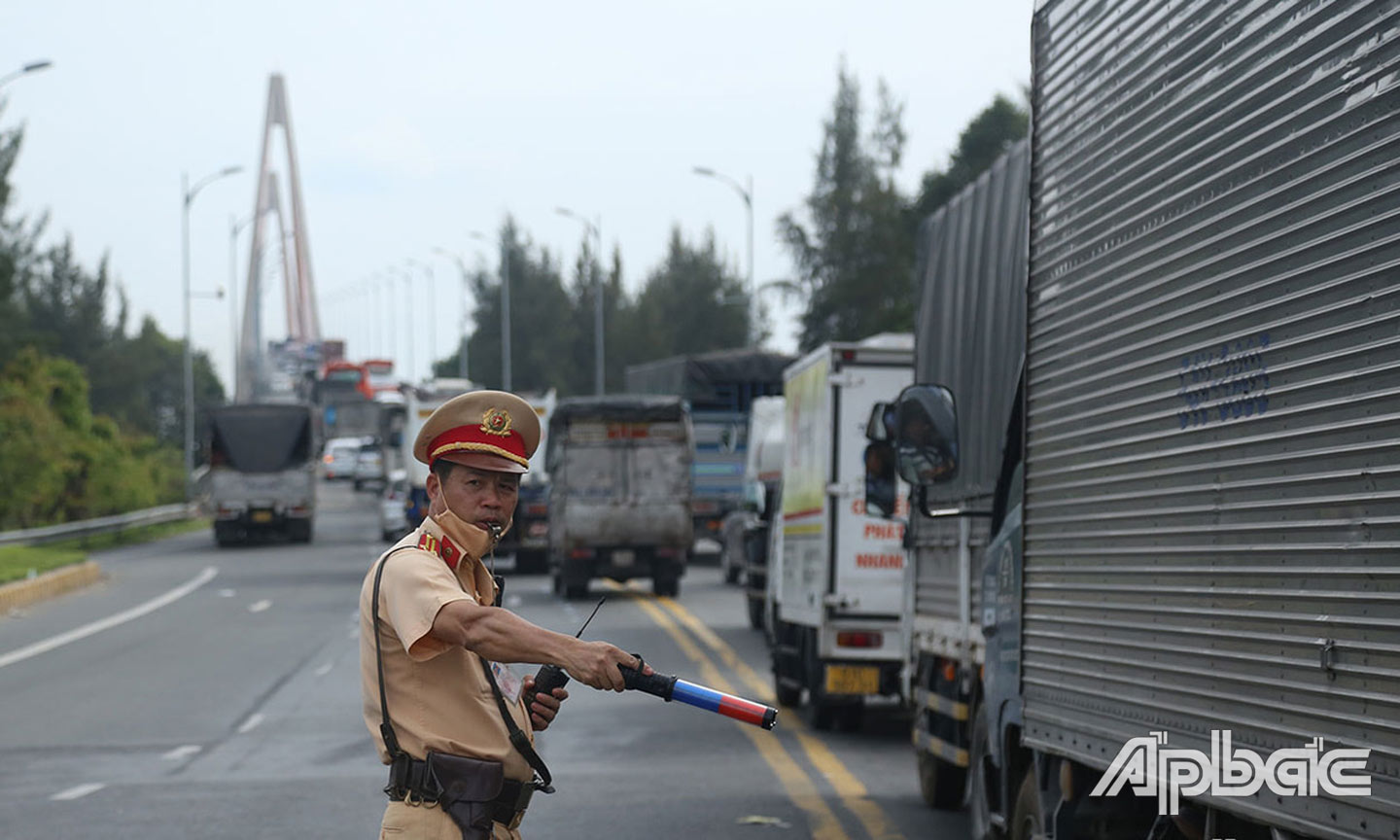 Lực lượng Cảnh sát giao thông điều tiết tại các “điểm nóng” nguy cơ mất trật tự, ATGT.