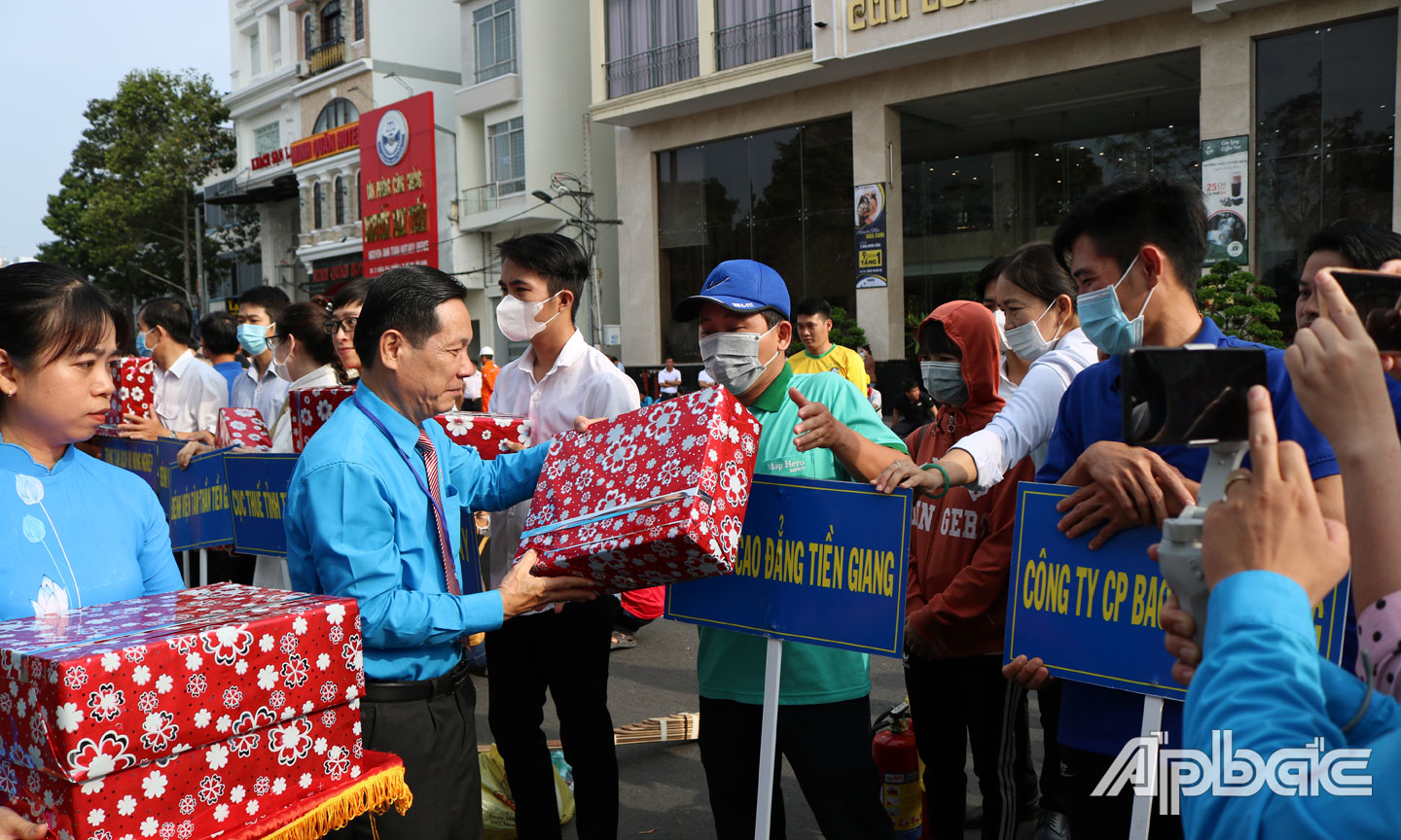 Đồng chí Lê Minh Hùng tặng quà lưu niệm cho các đội tham gia Hội thi ATVSLĐ - Phòng, chống cháy, nổ tỉnh Tiền Giang lần thứ 23 năm 2023.