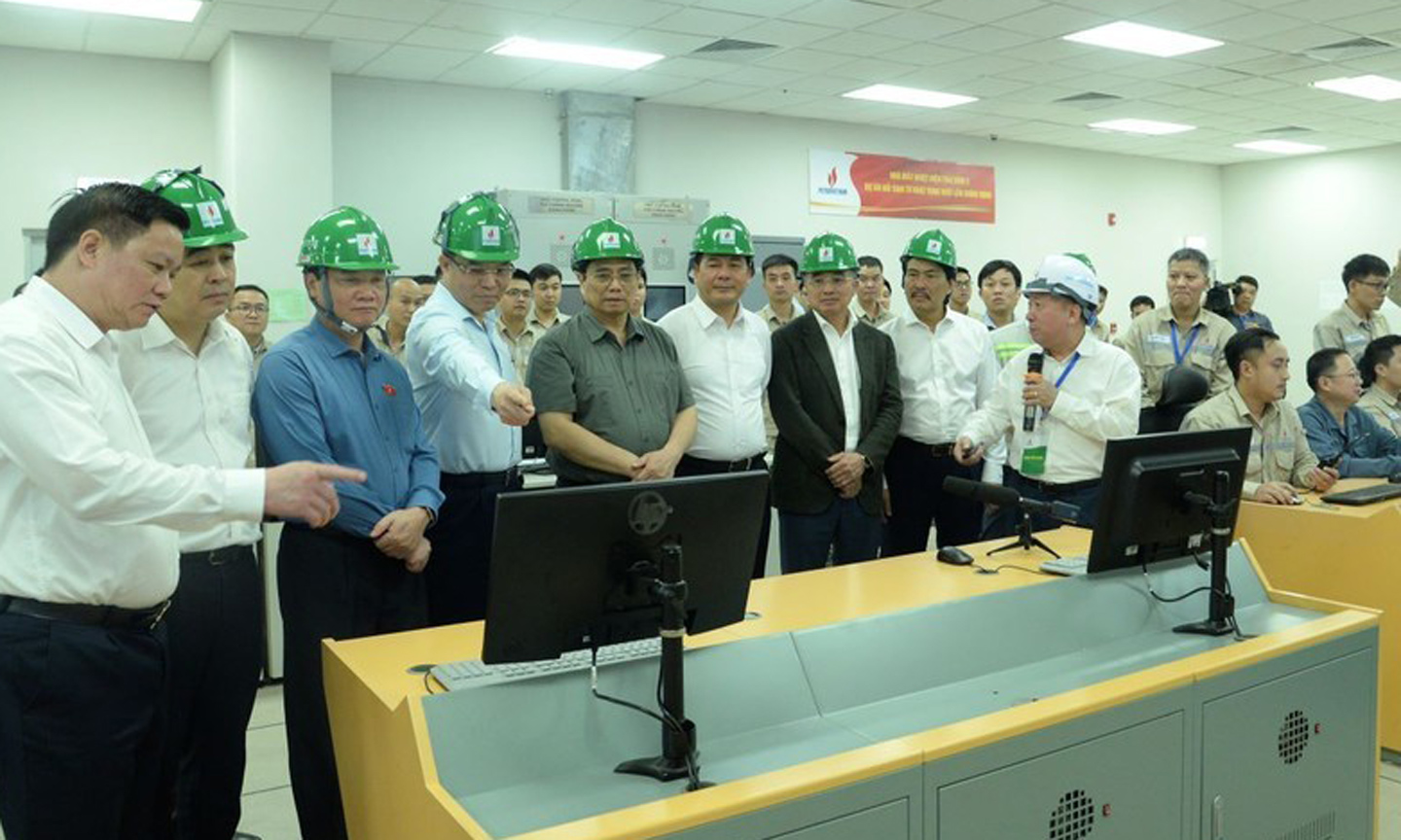 PM Pham Minh Chinh visits the control room of the Thai Binh 2 power plant.