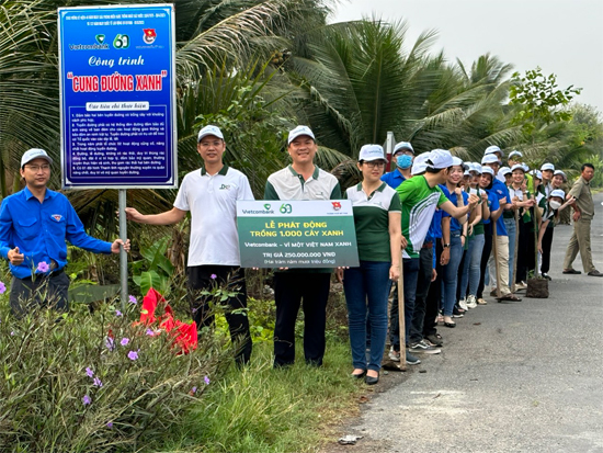 Ông Chử Văn Nam (đứng thứ 2 từ trái qua), Chủ tịch CĐCS, Phó Giám đốc Vietcombank Tiền Giang trao biểu trưng tài trợ 1000 cây xanh và biển hiệu công trình ”Cung đường xanh” cho Thành đoàn TP Mỹ Tho.