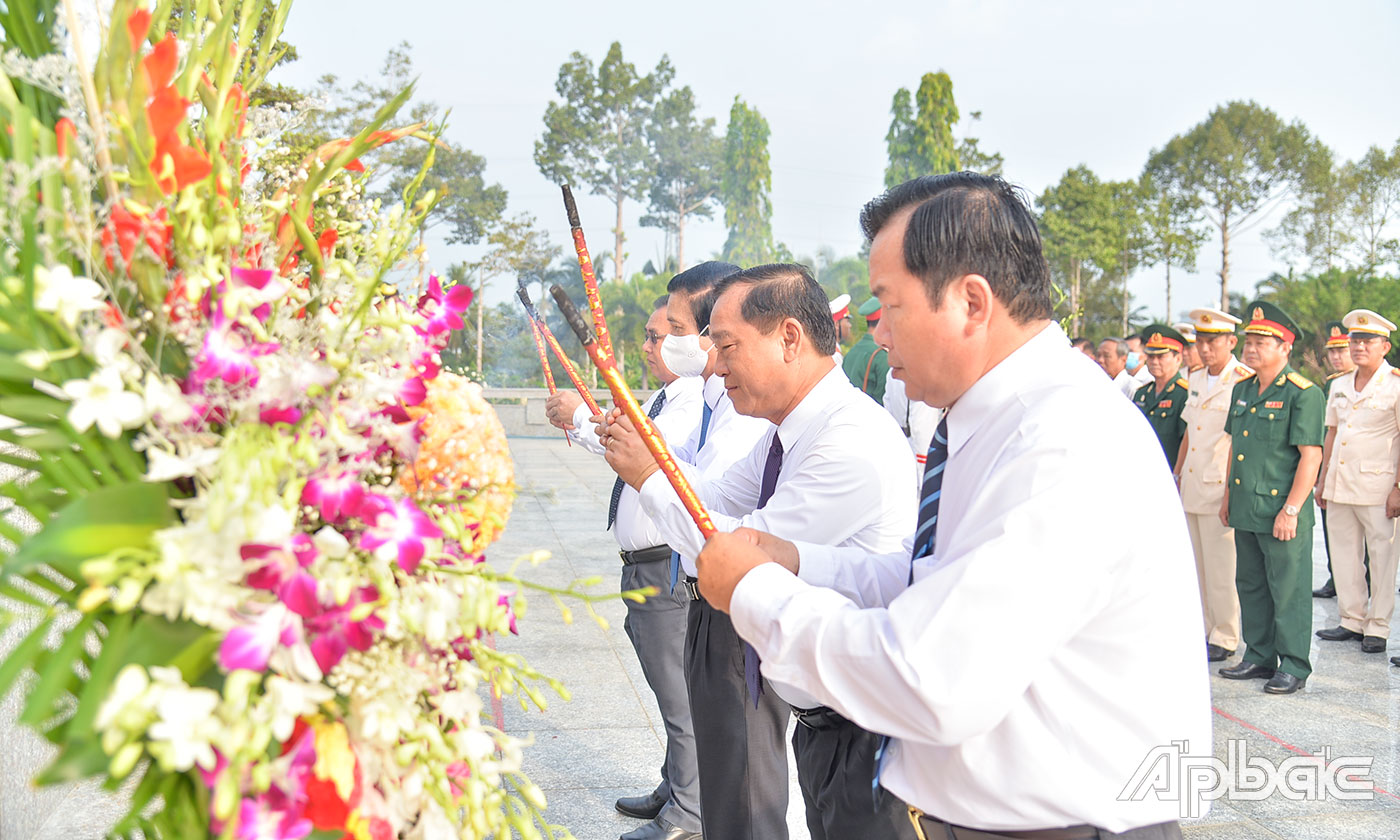 Lãnh đạo tỉnh thắp hương tại Đài tưởng niệm Nghĩa trang Liệt sĩ tỉnh.