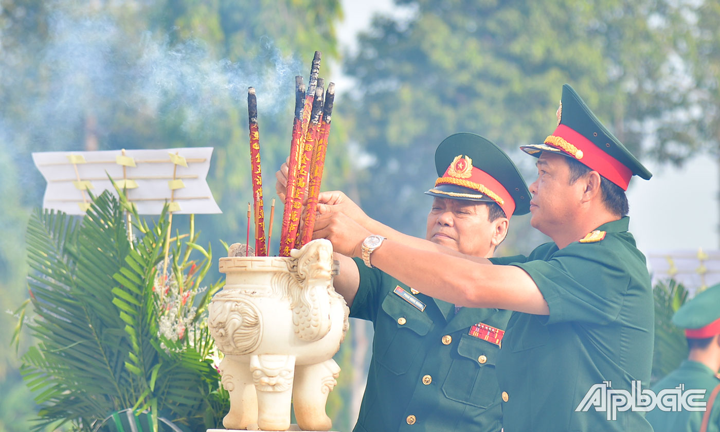 Lực lượng vũ trang tỉnh thắp hương tại Đài tưởng niệm Nghĩa trang Liệt sĩ tỉnh.