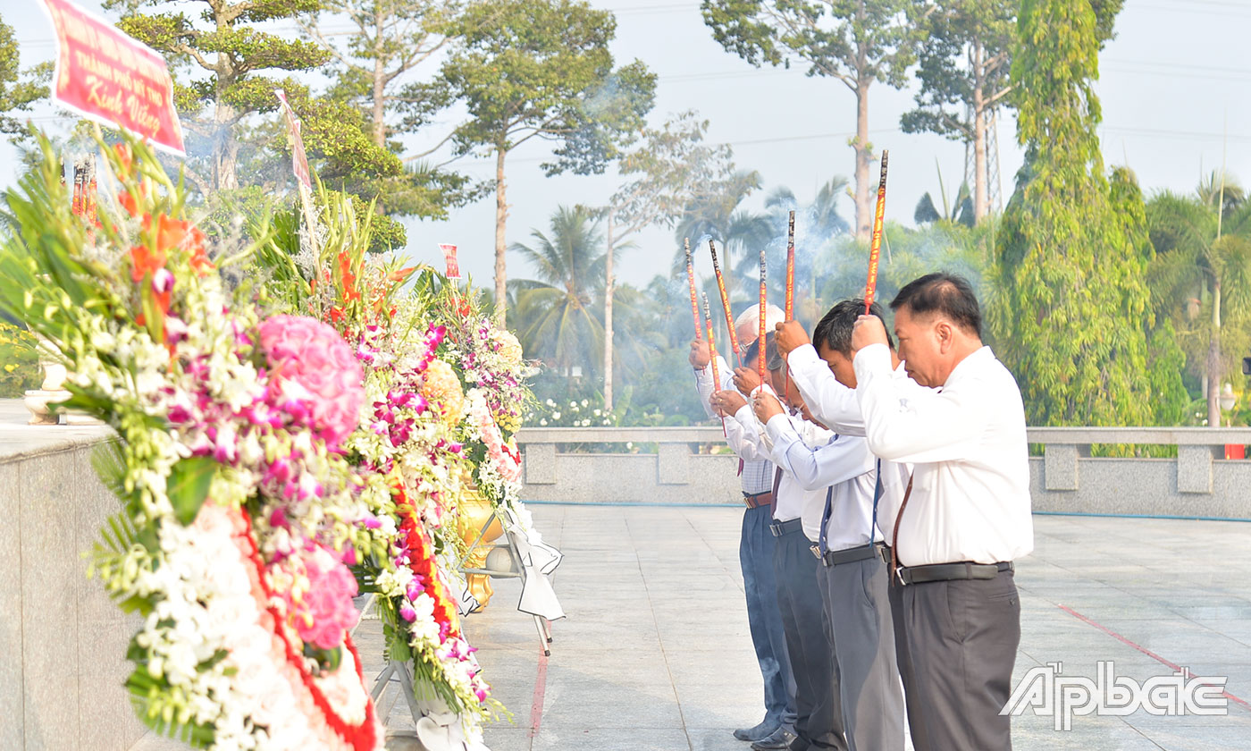 Lãnh đạo TP. Mỹ Tho và huyện Châu Thành thắp hương tại Đài tưởng niệm Nghĩa trang Liệt sĩ tỉnh.