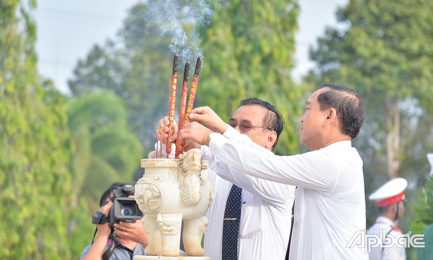 Đồng chí Võ Văn Bình và đồng chí Nguyễn Văn Vĩnh thắp hương tại Đài tưởng niệm Nghĩa trang Liệt sĩ tỉnh.