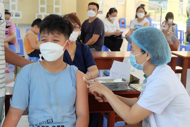 Tiêm vaccine phòng COVID-19 cho học sinh. (Ảnh: Văn Dũng/TTXVN)