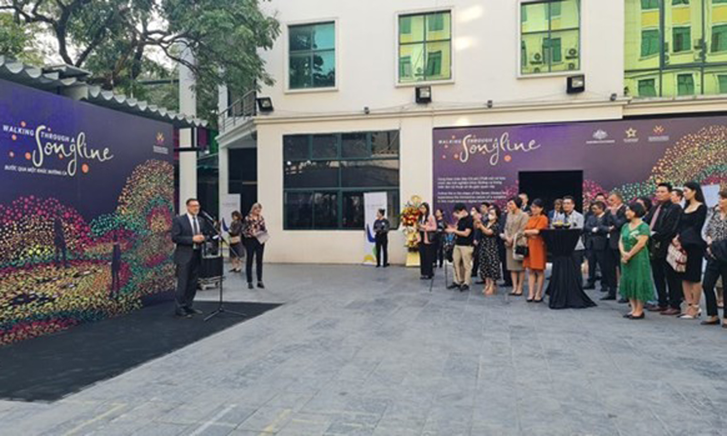 Australian Ambassador to Vietnam Andrew Goledzinowski speaks at the opening of the exhibition. (Photo: baochinhphu.vn).