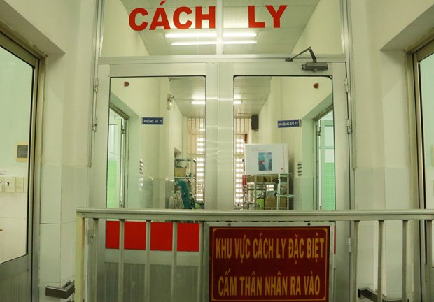 Giám sát hoạt động cách ly, điều trị bệnh nhân COVID-19 tại Khoa Bệnh Nhiệt đới, Bệnh viện Chợ Rẫy Thành phố Hồ Chí Minh. (Ảnh: Đinh Hằng/TTXVN)