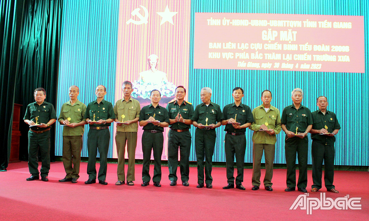 Đại tá Phạm Văn Thanh, Chỉ huy trưởng Bộ Chỉ huy Quân sự tỉnh Tiền Giang trao quà đến các đồng chí Cựu chiến binh Tiểu đoàn 2009B.