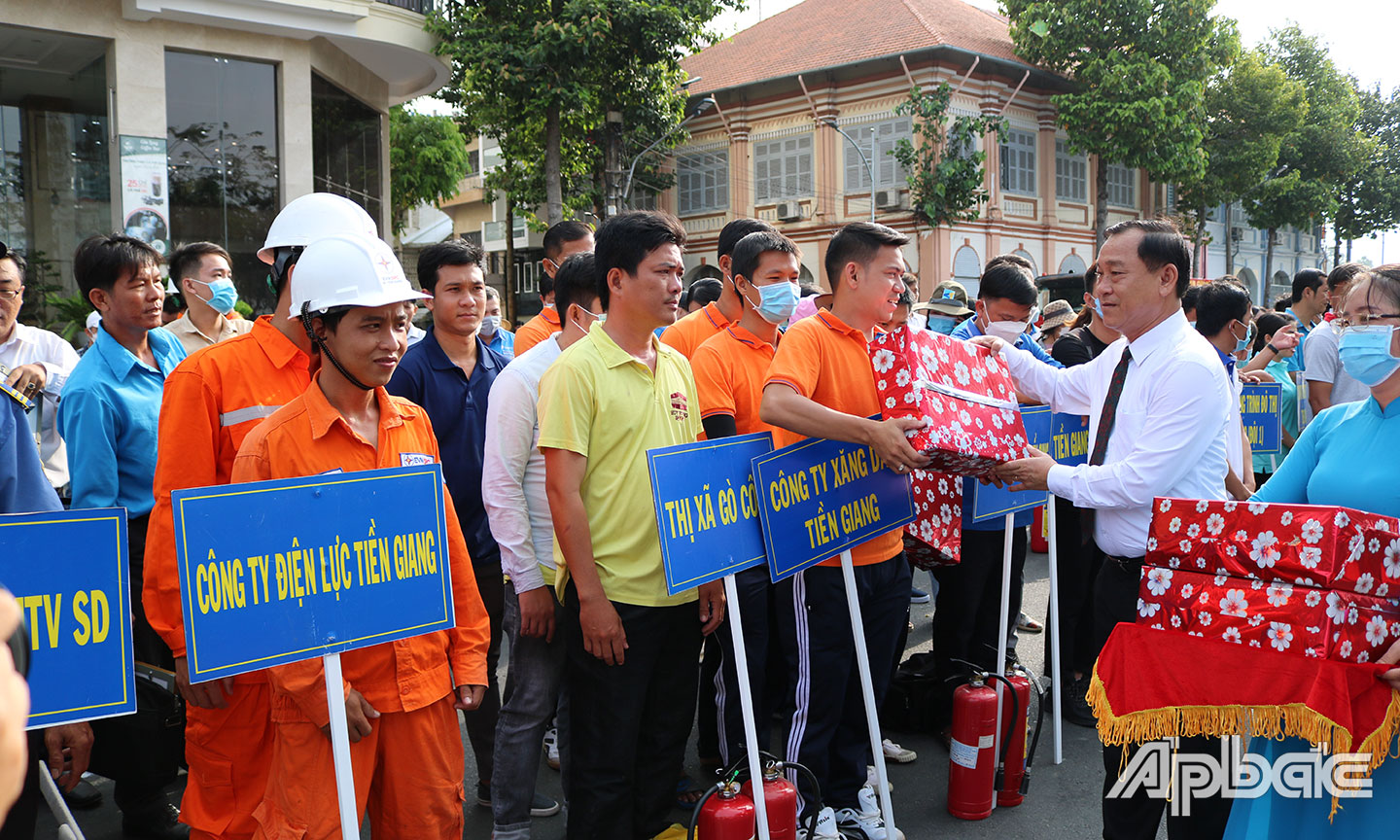 Phó Bí thư Tỉnh ủy, Chủ tịch UBND tỉnh Tiền Giang Nguyễn Văn Vĩnh trao quà lưu niệm cho các đội tham gia Hội thi ATVSLĐ - PCCN tỉnh Tiền Giang lần thứ 23 năm 2023.	