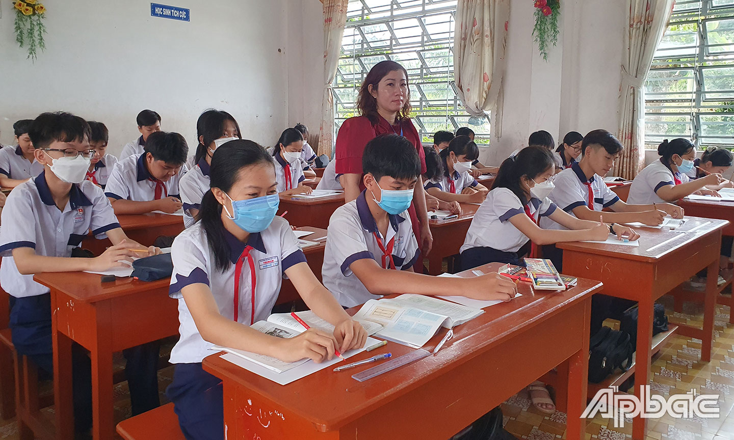 Học sinh lớp 9 Trường THCS Trung An, TP. Mỹ Tho trong giờ học. 