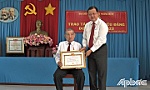 Đồng chí Phan Phùng Phú trao Huy hiệu Đảng tại phường Nhị Mỹ