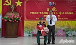 Phó Bí thư Thường trực Tỉnh ủy Tiền Giang Võ Văn Bình trao Huy hiệu Đảng đợt 19-5
