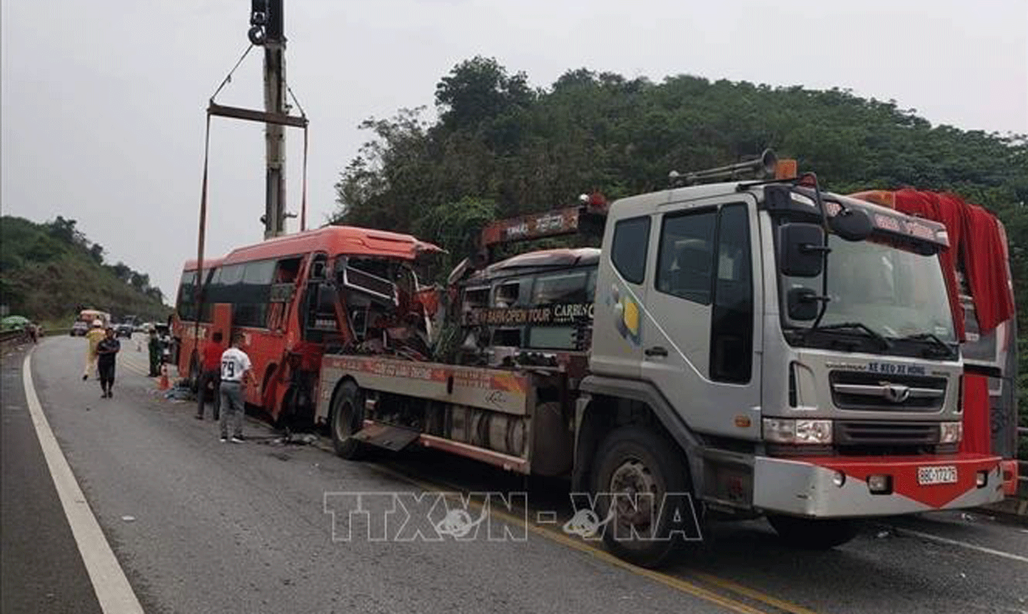 Vụ va chạm trên cao tốc Nội Bài-Lào Cai giữa 2 xe khách khiến 1 người tử vong tại bệnh viện, 1 người bị thương đưa đi cấp cứu, 2 xe hư hỏng nặng. Ảnh tư liệu: TTXVN phát