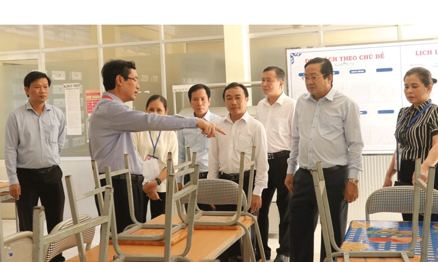 Thứ trưởng Nguyễn Văn Phúc (ngoài cùng bên trái) kiểm tra công tác chuẩn bị Kỳ thi tốt nghiệp THPT năm 2022 tại Long An. Ảnh: INT