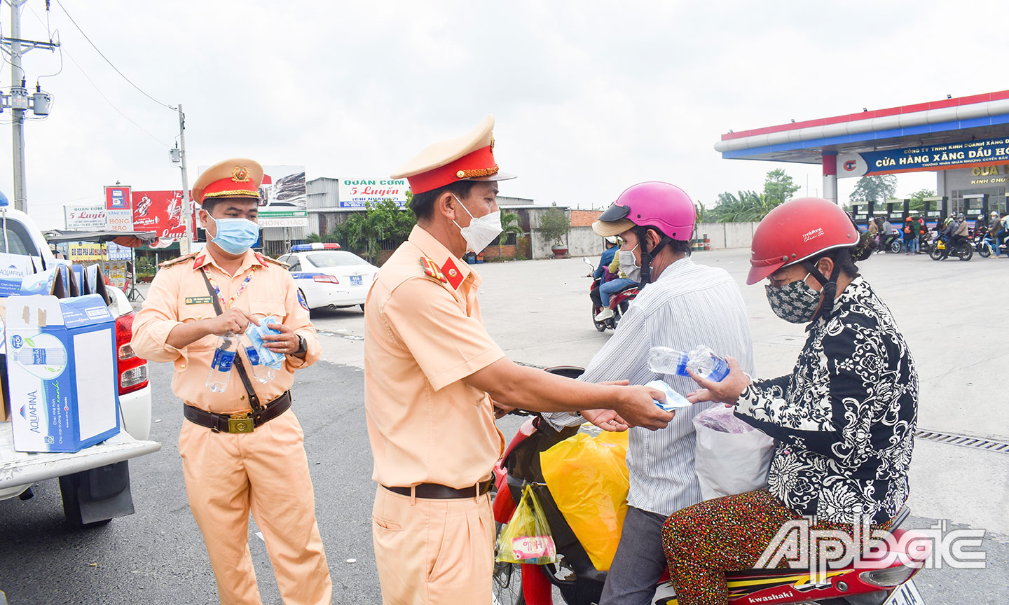 CSGT Cần Thơ phát nước miễn phí cho người dân.