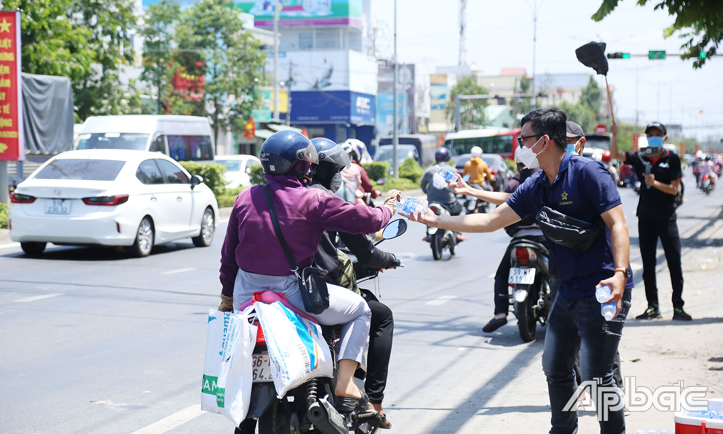 Nhóm tình nguyện Nha Khoa 5S phát nước miễn phí người dân miền Tây trở lại TP.Hồ Chí Minh làm việc.