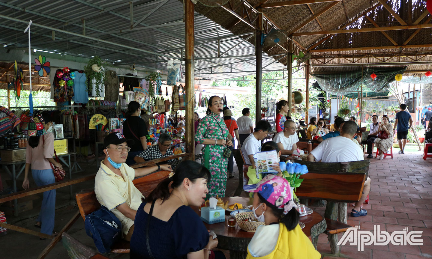 Thưởng thức đờn ca  tài tử tại cù lao Thới Sơn.  Ảnh: LÝ OANH