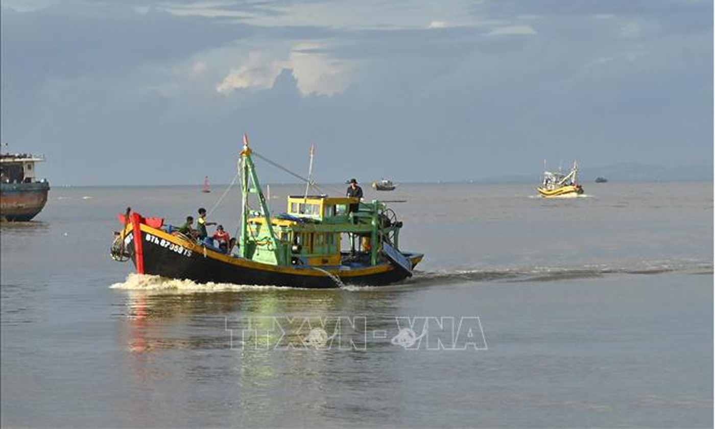 Tàu đánh bắt hải sản về Cảng cá Phan Thiết. Ảnh tư liệu: Nguyễn Thanh/TTXVN